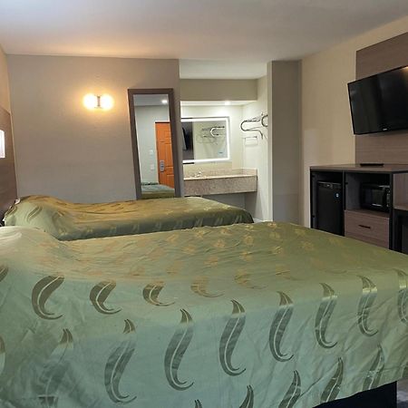 Brentwood Inn & Suites Саффолк Екстер'єр фото