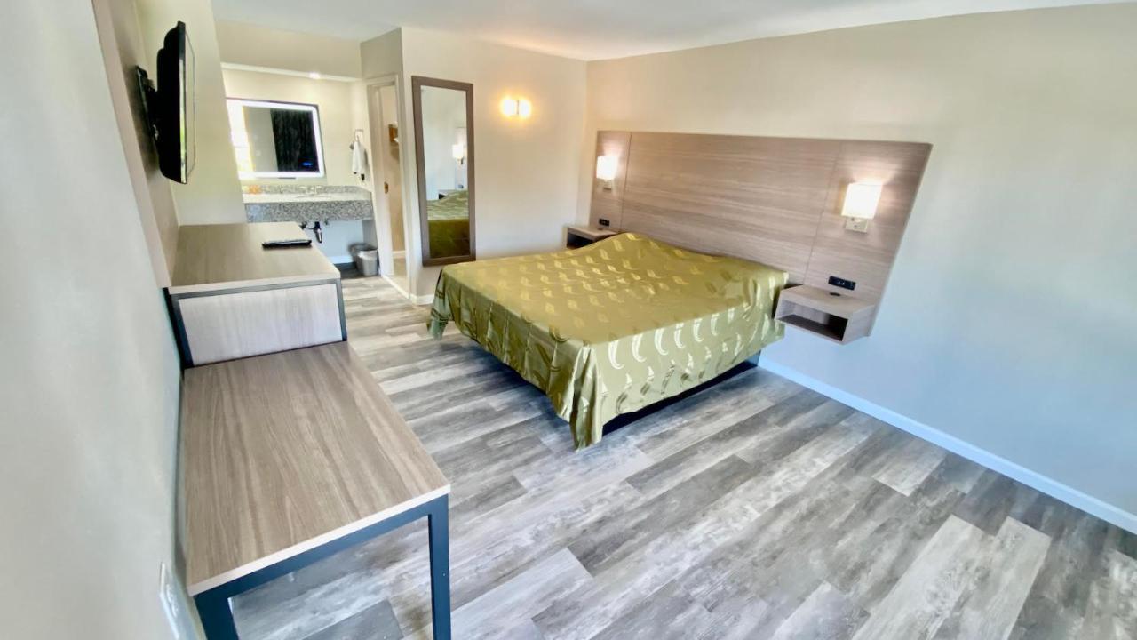 Brentwood Inn & Suites Саффолк Екстер'єр фото