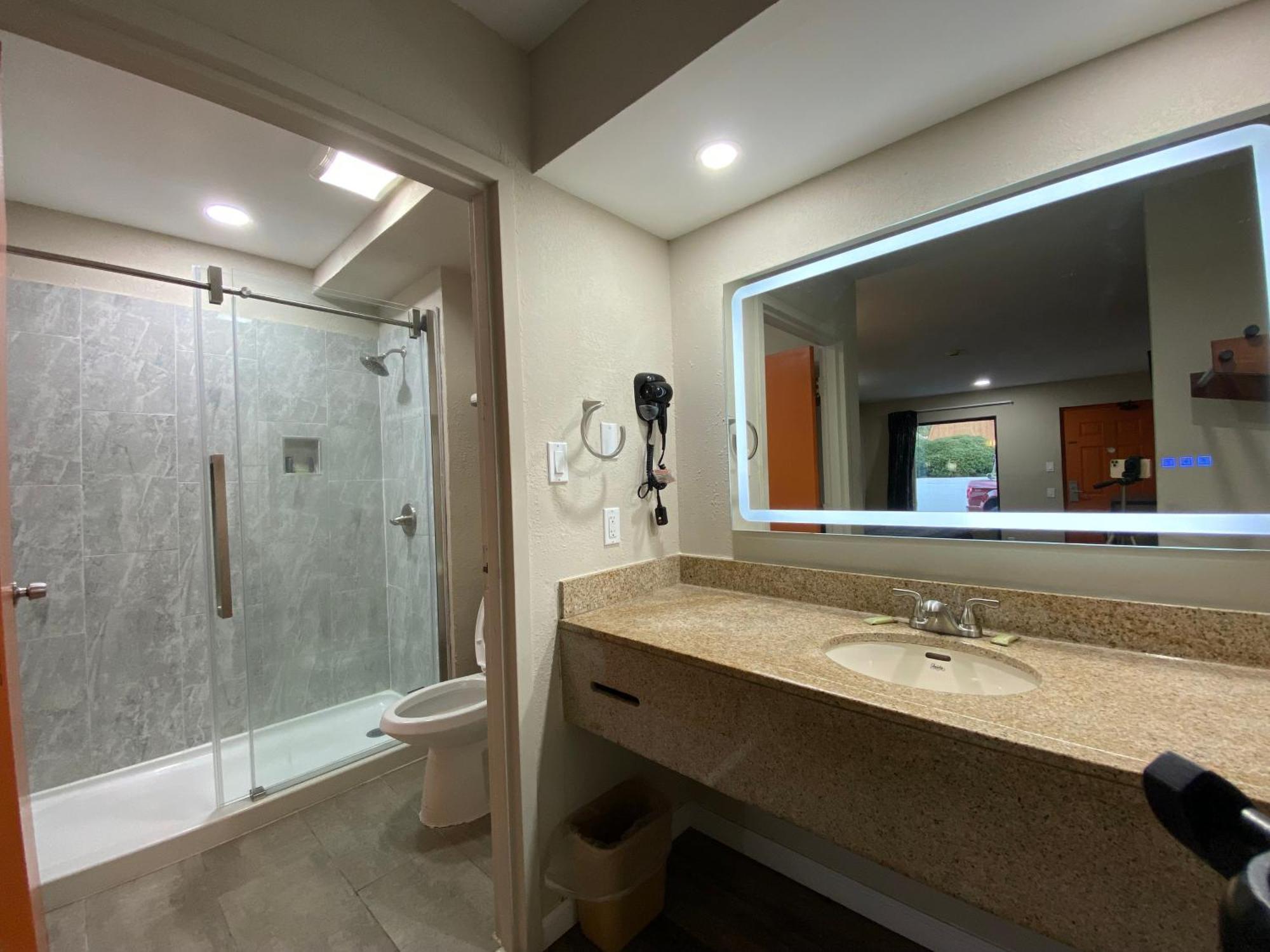 Brentwood Inn & Suites Саффолк Екстер'єр фото