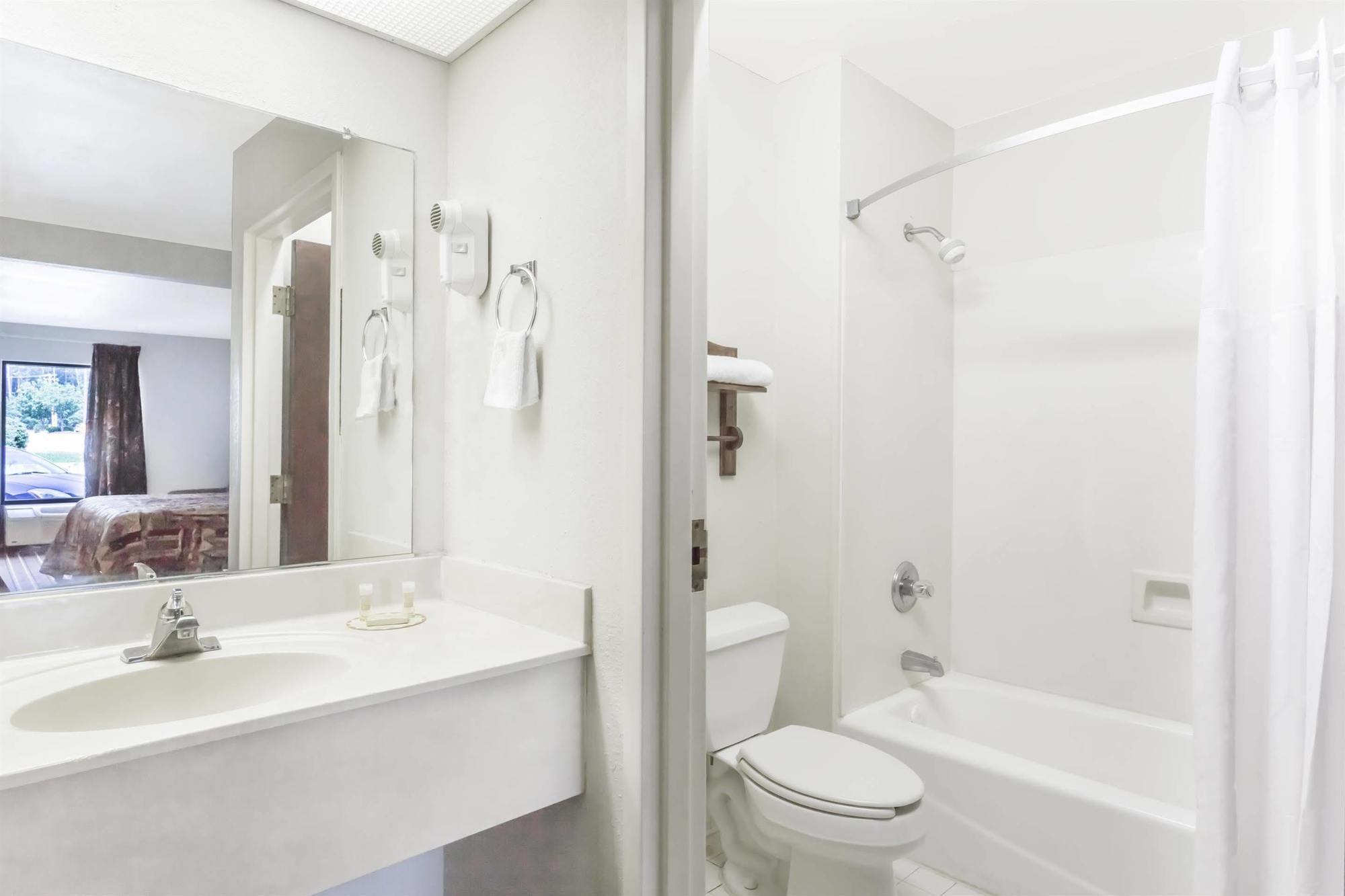 Brentwood Inn & Suites Саффолк Екстер'єр фото